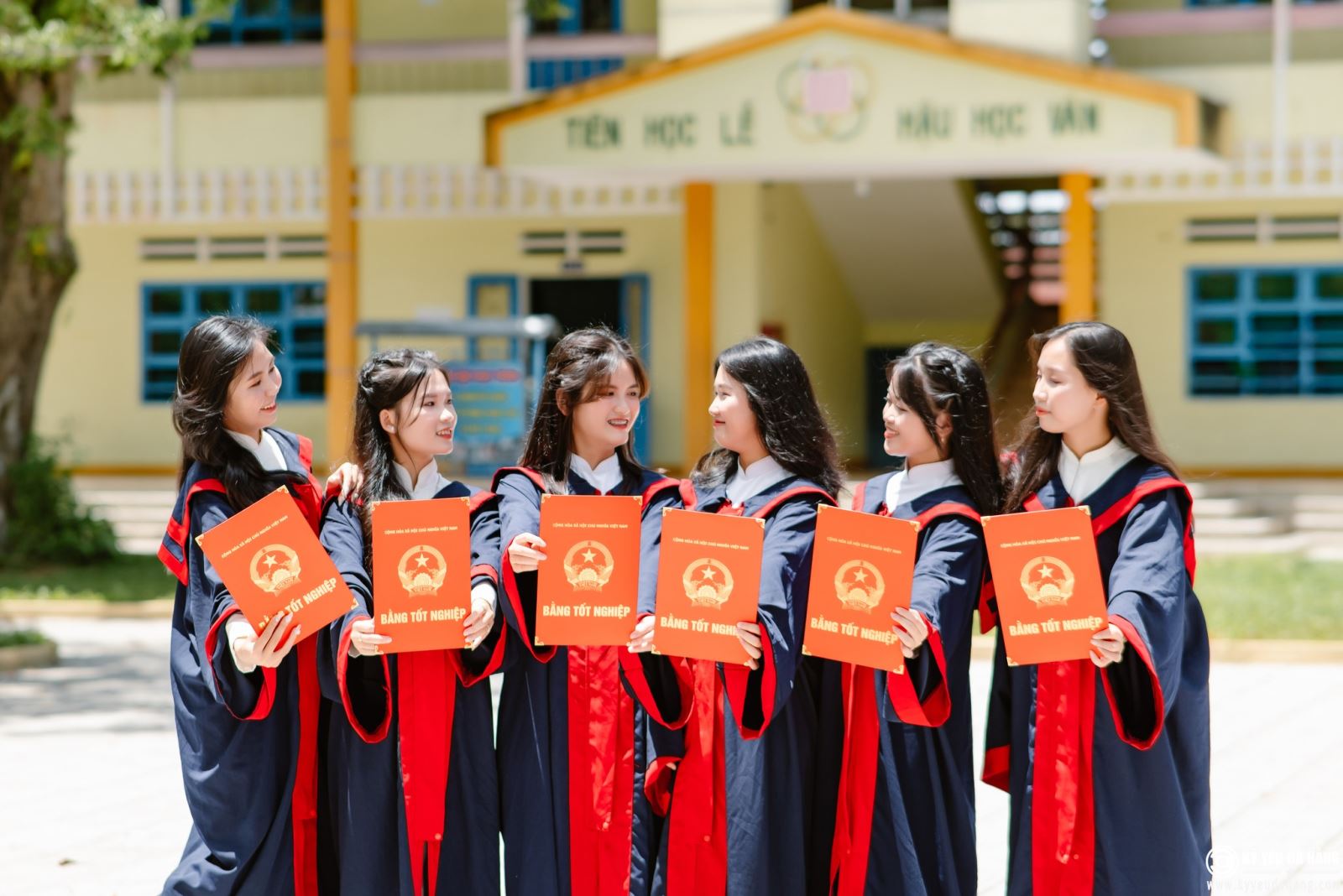 lễ phục tốt nghiệp 2024